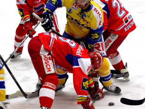 Čajánek předvádí i ve svém věku skvělý hokej, na vhazování atakuje Kotalíka