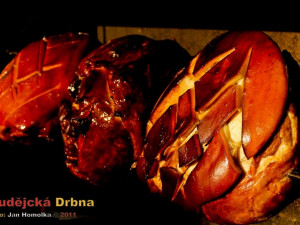 K zakoupení naleznete jak sladké pochutiny a nápoje, tak také pořádné kusy masa