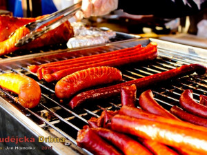 Pro ty, kteří nemají chuť na maso, mohou ochutnat také párky, klobásky apod.