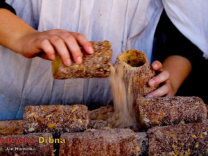 Jak je to již zvykem, nemůže na vánočních trzích chybět klasický trdelník