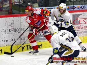 Českobudějovický zadák Jan Novák atakovaný autorem první kladenské branky Jiřím Kuchlerem
