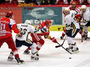 Mezi Milanem Hluchým a Tomášem Knotkem (zleva) prochází do útočné třetiny Jakub Langhammer