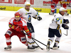 Souboj Davida Kuchejdy s Vítězslavem Bílkem, vpravo exbudějcký Milan Toman