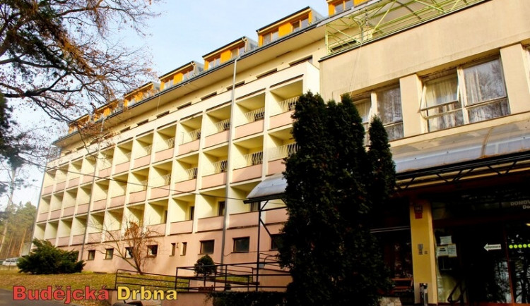 Pohled na levé křídlo Domova důchodců v Dobré vodě u Českých Budějovic.