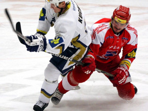 Aleš Kotalík brání Jiřího Kuchlera