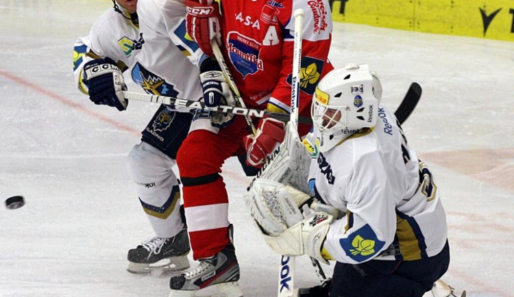 Bývalí spoluhráči René Vydarený s Milanem Tomanem před zasahujícím Budějčákem v brance Kladna Janem Cháberou