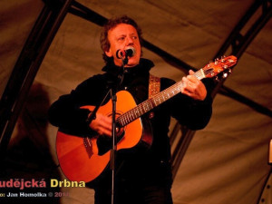 Tonda Hlaváč se ke kapele připojil v roce 1978 a od té doby svůj post nezměnil