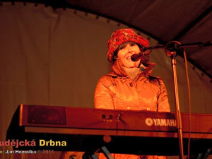 Nejmladší členka kapely (připojila se v roce 1990) Šárka Benetkov