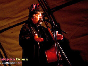 Countrybasista Pavel Jim Drengubák v kapele hraje od roku 1979