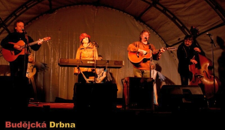 Kompletní složení Nezmarů, zleva: Tonda Hlaváč, Šárka Benetková, Pavel Zajíc a Pavel Jim Drengubák