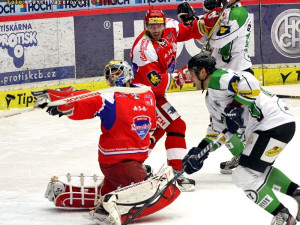 Domácí brankářská opora zasahuje před Romanem Tomasem