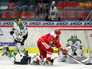 Roman Pšurný v šanci před Hüblem, na zemi Vojtěch Mozík