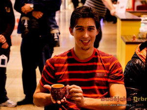 Svou podporu vyjádřil i libero David Juračka a zakoupil si také jeden hrnek