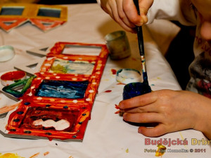 Děti si mohli na místě namalovat a vytvořit vlastní lampičku na svíčku