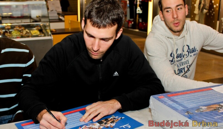 Podepisující se Radek Motys v pozadí s kapitánem Michalem Sukubou