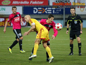 Patrik Gedeon, kapitán Dukly Praha, přes sebe budějckého záložníka Petra Javorka nepustil