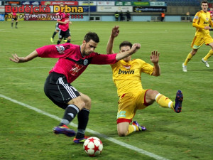 Ti dva se na hřišti potkávali velmi často - Michal Klesa centruje kolem Ondřeje Vrzala