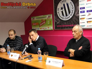 Tisková konference po zápase. Zleva tiskový mluvčí Dynama Aleš Strouha, uprostřed kouč hostí Luboš Kozel a domácí kormidelník František Cipro