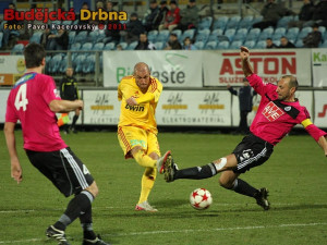 Útočník Dukly Ivan Lietava zejména ve druhé půli domácí obraně zle zatápěl. Na snímku se jeho střelu snaží zblokovat Roman Lengyel