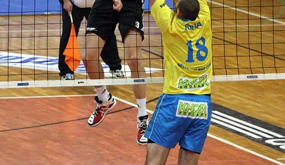 Bombě Radka Macha přihlíží Jakub Jůna