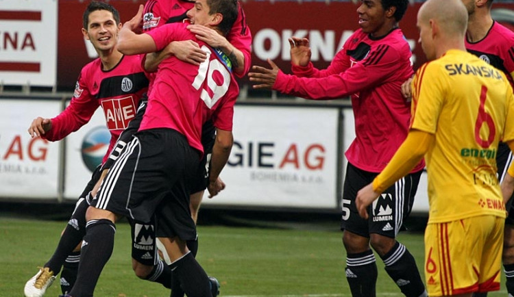 Poprvé v dresu Dynama se trefil Filip Rýdel. Na snímku přijímá gratulace od svých spoluhráčů