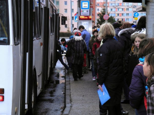 Děti z budějckých "azbestových" škol poprvé jely do jiných škol