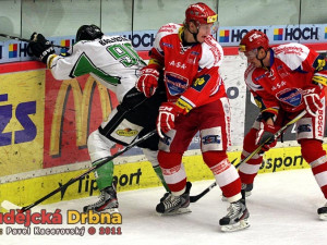 Kapitán Bruslařů Jaroslav Balaštík atakovaný Jakubem Langhammerem a Janem Novákem