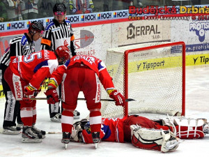 Kovář zůstal po zásahu kolenem do hlavy ležet otřesený na ledě