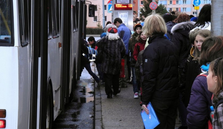 Děti z budějckých "azbestových" škol poprvé vyrazily do jiných škol