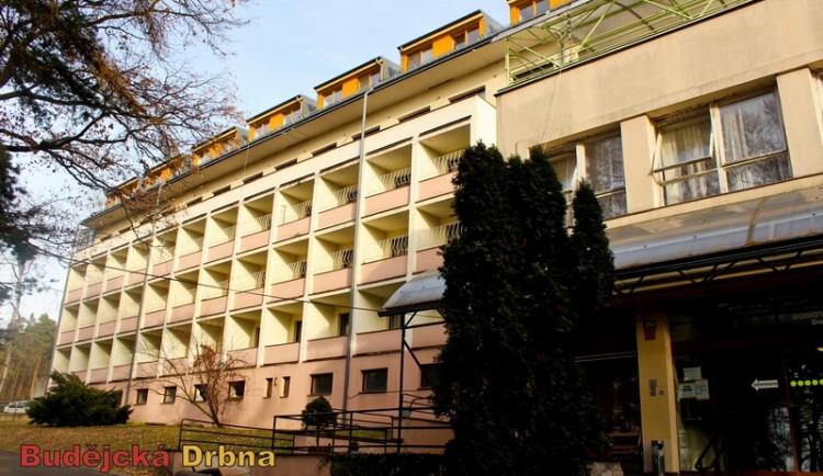 Pohled na levé křídlo Domova důchodců v Dobré vodě u Českých Budějovic.