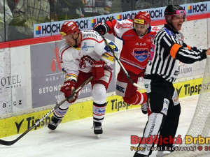 Hostujícího Martina Richtera stíhá Pavel Kašpařík, vpravo rozhodčí Pešina