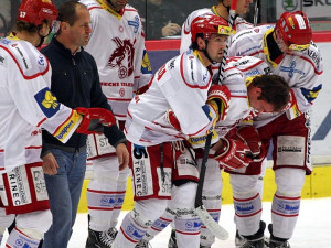 Mario Cartelli musel kluziště opustit za pomoci spoluhráčů poté, co utrpěl po nárazu na mantinel od Kotalíka několik zranění