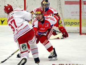 Slovenský zadák Peter Mikuš střeleckému pokusu Josefa Hrabala nezabránil, puk ale naštěstí do brány nemířil