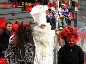 Stadionem se při zápase procházel Mikuláš, čert i anděl