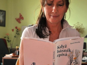 Hezky se na ně dívá - Jana a básník, který zpívá.