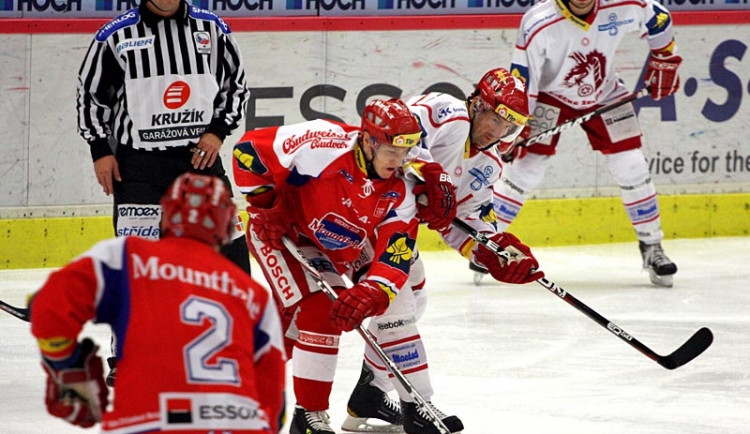 Domácí Tomáš Mertl před zkušeným třineckým forvardem Janem Peterkem