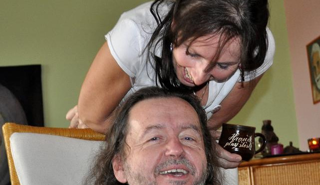 A zde změna, pohled nový - Jana shlíží ke Karlovi.