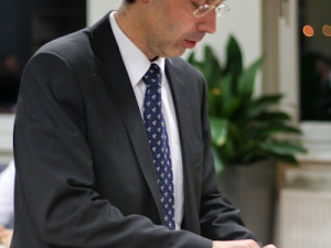 Jako poslední člověk hodil svůj hlas do urny předseda Akademického senátu doc. PaedDr. Michal Bauer, Ph.D.