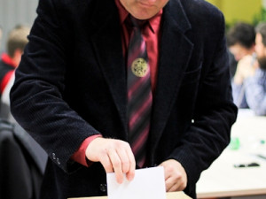 Celkově bylo do urny vhozeno v každém ze tří kol 44 hlasovacích lístků