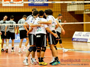 Tým českobudějovického Jihostroje se raduje z vyhraného bodu