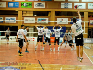 Kapitán Jihostroje Michal Sukuba podává v druhé polovině druhého setu