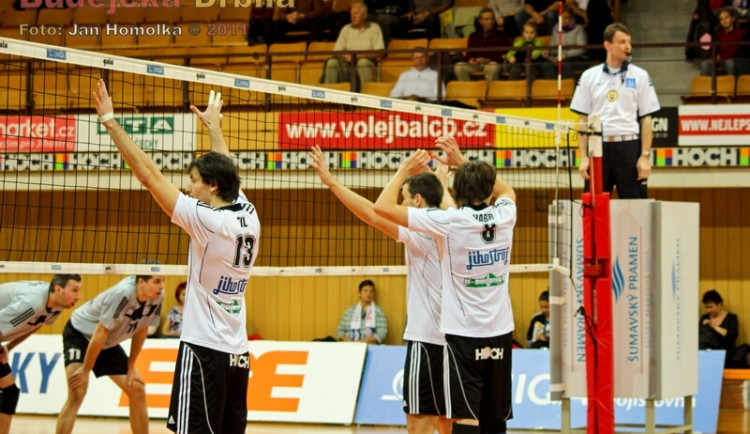 Domácí Tomáš Fila, Filip Habr a Michal Sukuba čekají na servis hostujícího Havířova