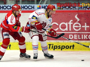 Aleš Kotalík dotírá na kapitána Ocelářů Radka Bonka