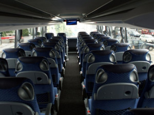 Autobus dostal na ledě smyk a narazil do trolejbusu