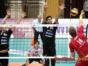 Christian Dünnes před Andym Rojasem