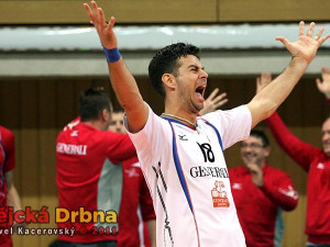 Libero Unterhachingu Sebastian Prüsener bezprostředně po rozhodujícím míči