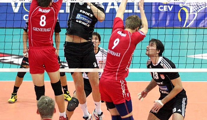 Nejvyšší hráč Jihostroje Petr Mach si na Slováka Branislava Skladaného nepřišel