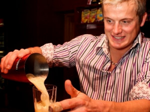 Barman Jiří Dvořák míchal známé koktejly jako Cuba Liber, Mojito, Sex on the beach atd...