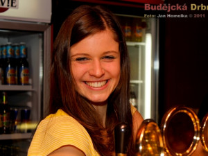 Za barem smějící se Marta Smutná