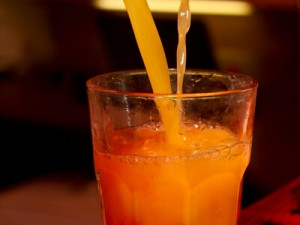 Oblíbený koktejl Sex on the beach z rukou Jiřího Dvořáka